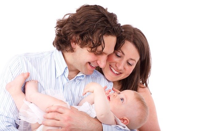 Jeunes parents heureux avec leur bébé, avec un lien d'attachement fort.