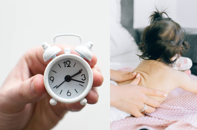 Main tenant une horloge à gauche et bébé allongé sur le ventre en train d'être massé par sa maman à droite, pour illustrer le meilleur moment de la journée pour masser son bébé.