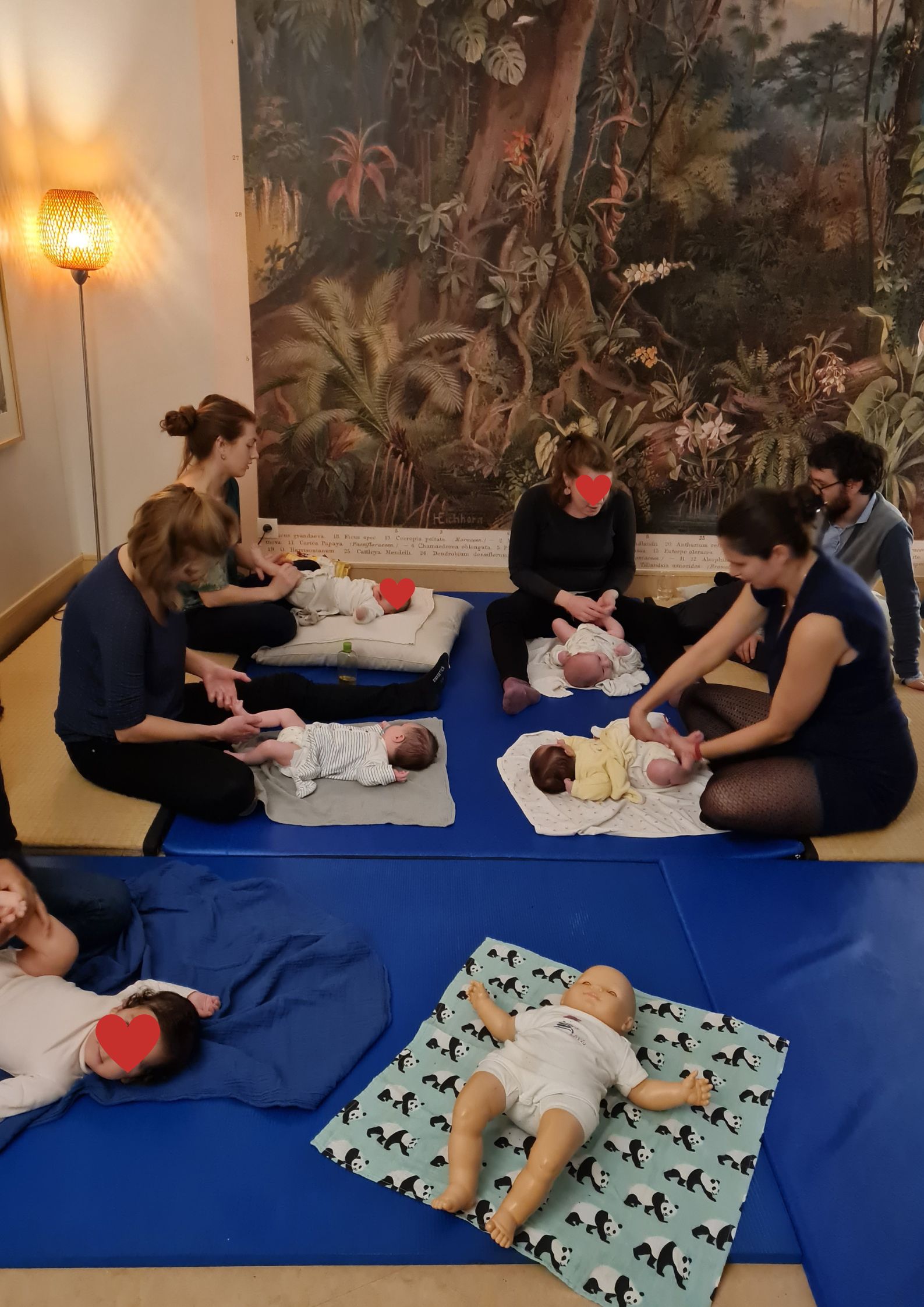 Atelier collectif d'initiation au massage bébé avec une instructrice.