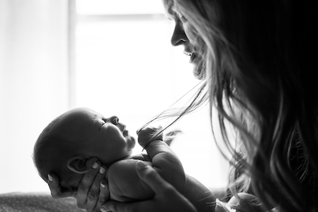 Jeune maman regardant amoureusement son nouveau-né